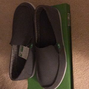 Men’s sideline slip on